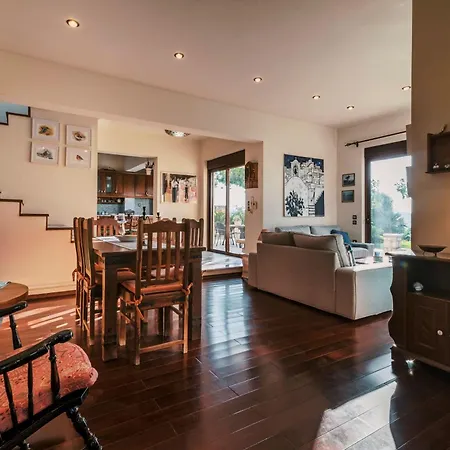 Hillwings Villa *